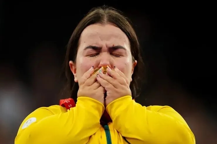 Ana Patricia – CPB. Mariana D’Andrea beija sua medalha de ouro.