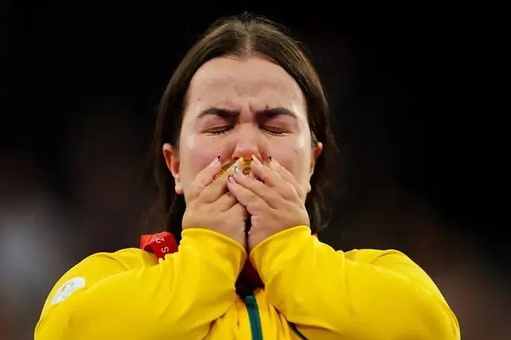 Ana Patricia – CPB. Mariana D’Andrea beija sua medalha de ouro.